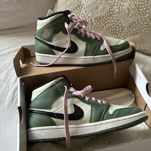 Women’s Sneakers